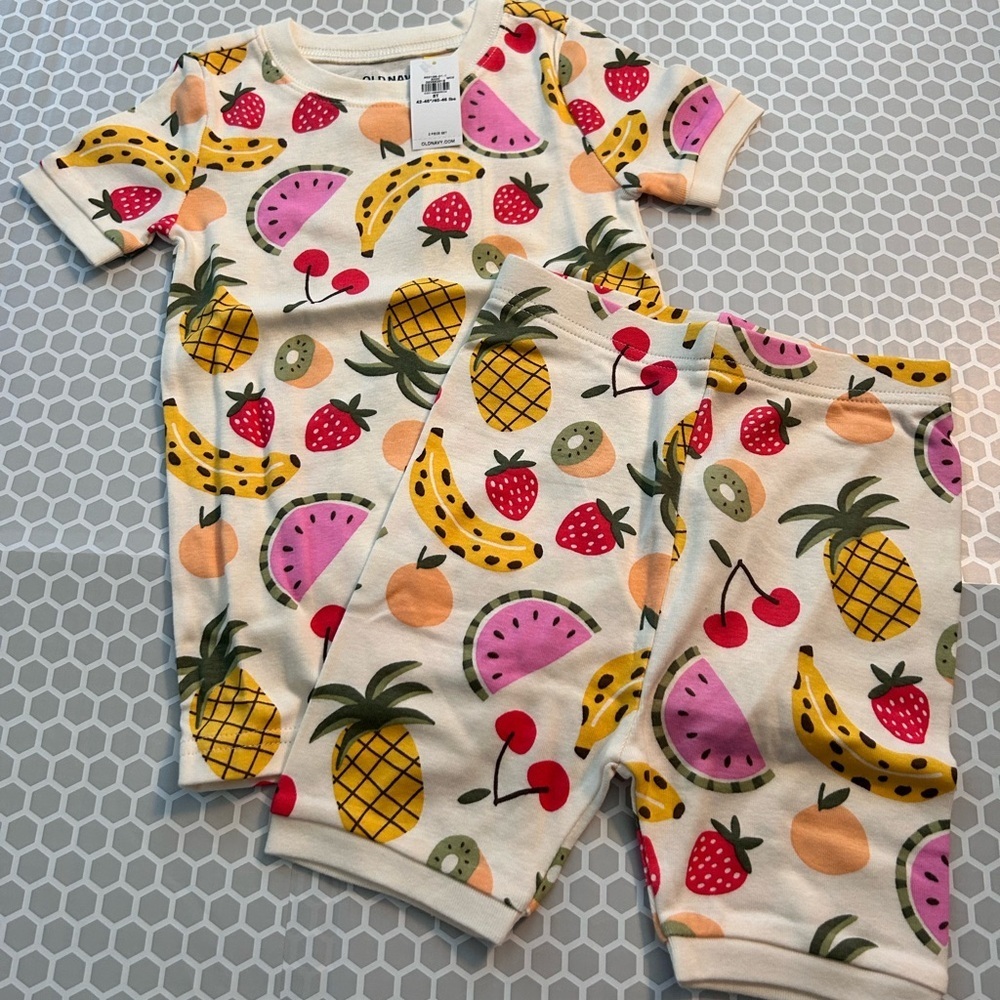 NWT Old Navy Cream Fruit-Print Pajama Set - Kids Short Sleeve & Shorts Size 5T - Picture 1 of 6